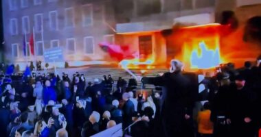  Protesta e opozitës, reagon Balla: Sali, ti nuk e djeg dot më Shqipërinë!