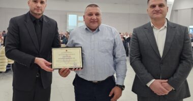 Shpëtoi qytetarin pas shpërthimit të molotovit, Ilir Proda i akordon certifikatë inspektorit të Policisë