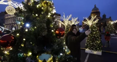 Pemët e Krishtlindjeve, nga ashja te bredhi, çfarë simbolizojnë?