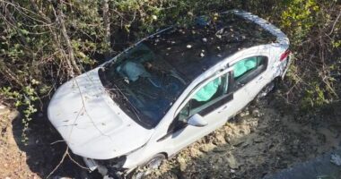 Aksident në aksin Lushnje-Berat/ Makina del nga rruga dhe përfundon në kanal, plagoset çifti i bashkëshortëve