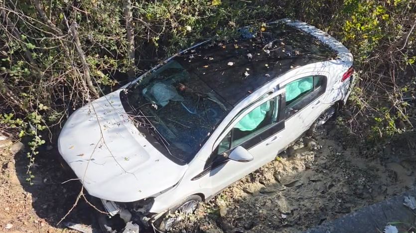Aksident në aksin Lushnje Berat  Makina del nga rruga dhe përfundon në kanal  plagoset çifti i bashkëshortëve