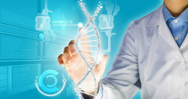 Foshnja e parë në botë lind me ADN-në e tre personave