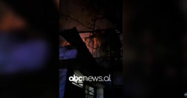 VIDEO/ Përfshihet nga flakët një banesë në Vlorë