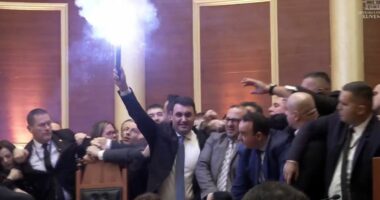 Nis seanca/ Peleshi thirrje opozitës: Ndërprisni veprimet e dhunshme. Këlliçi ndez flakadan në sallë