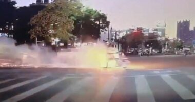 Ngjarje e rëndë në Kinë/ Biçikleta elektrike përfshihet nga zjarri, postieri gati digjet i gjallë