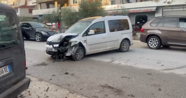 VIDEO/ Shoferi humb kontrollin dhe përplaset me një makinë të parkuar, një i lënduar në Fier