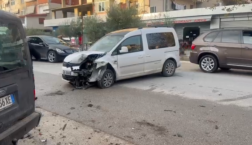 VIDEO  Shoferi humb kontrollin dhe përplaset me një makinë të parkuar  një i lënduar në Fier