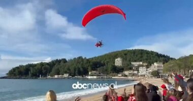 VIDEO/ Babagjyshi “zbret” nga ajri, surprizon fëmijët në Himarë