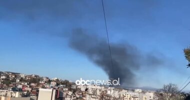 VIDEO/ Zjarri përfshin disa autobusë të vjetër në Durrës, tymi i zi mbulon zonën