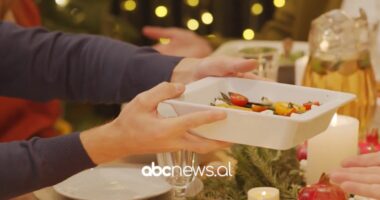 Tryeza e festës/ Mjekët: Kujdes konsumin e ushqimeve dhe alkoolit