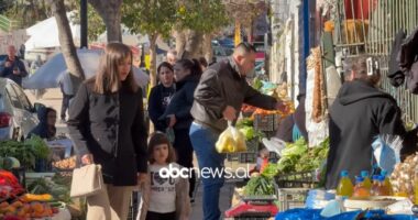 Tradita mbizotëron tryezat/ Qytetarët zgjedhin produkte të freskëta për Natën e Vitit të Ri
