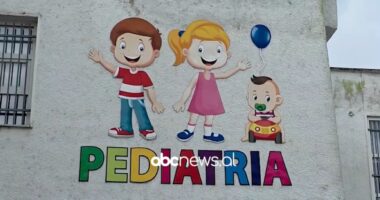 Fluks fëmijësh në pediatri/ Fier, spitali shpërndan dhurata për pacientët e vegjël