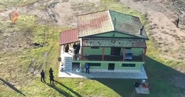 VIDEO/ Publikohet momenti i arrestimit, ja zona ky fshiheshin dy “ushtarët” e Ervis Martinajt