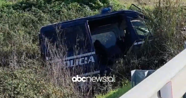 VIDEO/ Makina e efektivëve të FNSH përfshihet në aksident, katër të lënduar, mes tyre tre policë
