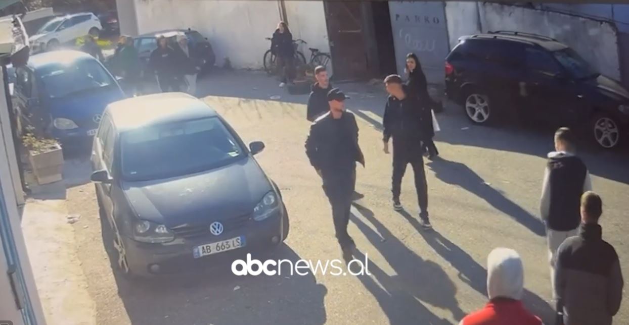 VIDEO  Përplasja mes gjimnazistëve në Shkodër  publikohen pamjet e sherrit