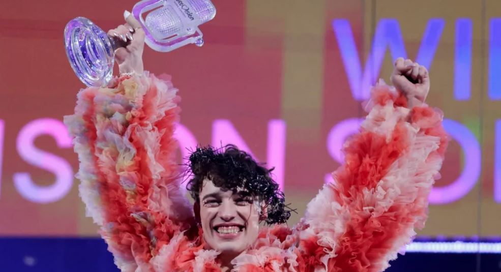 Nemo kthen trofeun e Eurovisionit në shenjë proteste ndaj pjesëmarrjes së Izraelit