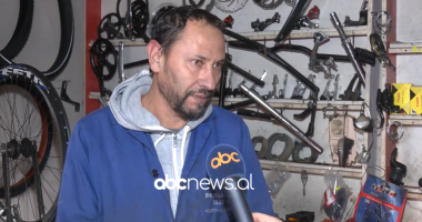 Tre dekada në riparimin e biçikletave/ Rrëfimi i Artan Salliut: Punë që e bëj me pasion, por të rinjtë nuk e duan