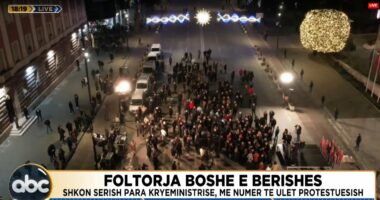 Foltorja boshe e Berishës/ Shkon sërish para kryeministrisë, me numër të ulët protestuesish