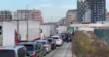 Vijnë emigrantët, fluks në port/ Vlorë, qindra pasagjerë dhe automjete mbërrijnë për festat