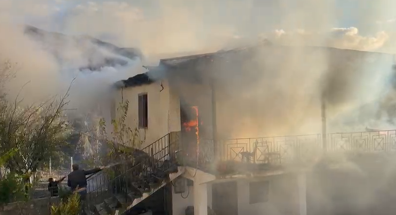 VIDEO/ Gramsh, flakët shkrumbojnë banesën