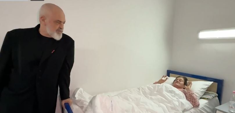 Vigjilje e Krishtlindjes/ Kryeministri Edi Rama viziton Qendrën Spitalore Universitare “Nënë Tereza”