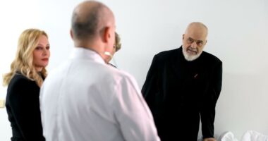 Vigjilje e Krishtlindjes/ Kryeministri Edi Rama viziton Qendrën Spitalore Universitare “Nënë Tereza”