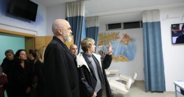 Kimioterapia në spitale rajonale/ Rama takon paciente në Onkologjik: Nuk do vijnë të gjithë në QSUT