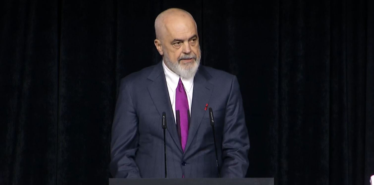 Rama dekoron me urdhrin e lartë të  Skënderbeut   Artan Lame dhe Filip Rrumbullaku