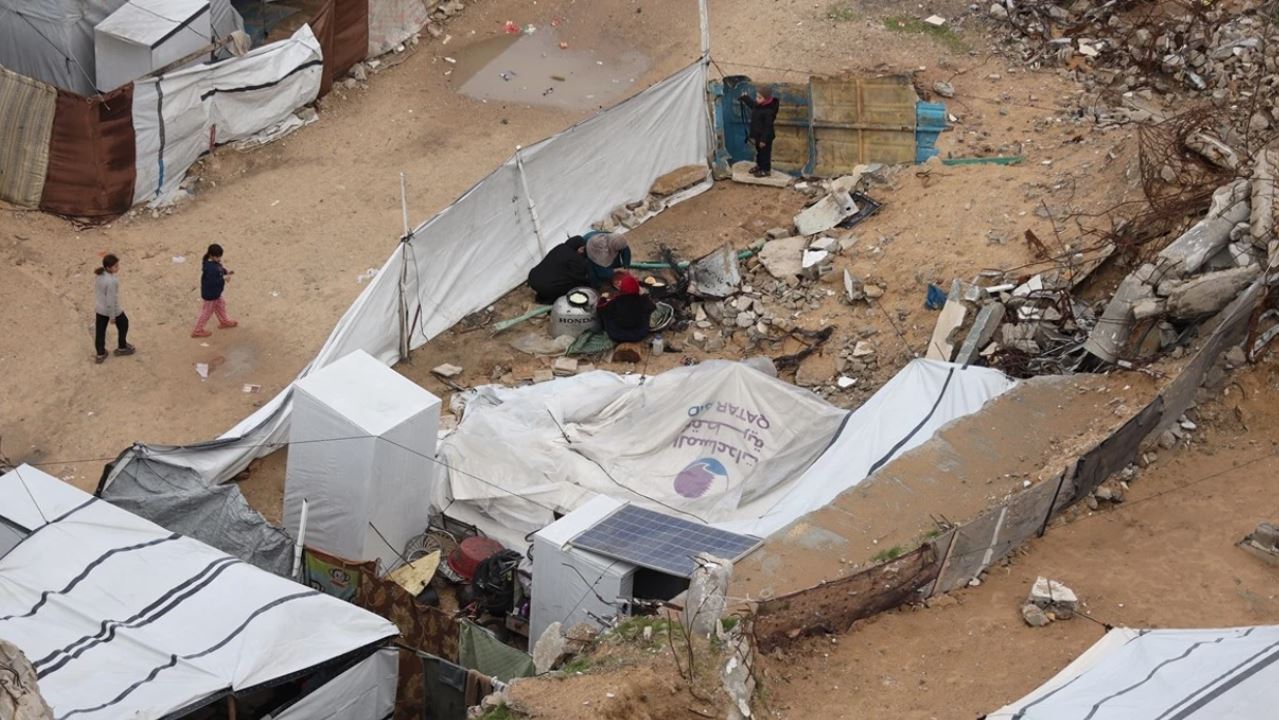 Moti i keq përfshin Gazën, përmbyten mijëra tenda të palestinezëve të zhvendosur