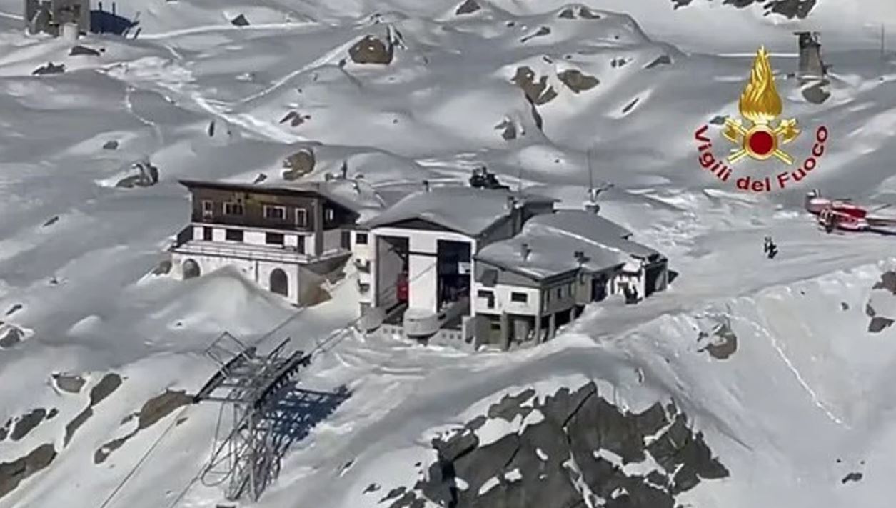 teleferiku-perplaset-ne-barrieren-e-stacionit-malor-itali-gjashte-te-lenduar-dhe-me-shume-se-100-te-bllokuar