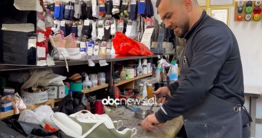 Zanat i trashëguar nga i ati/ 36-vjeçari në Vlorë krijon këpucë, çanta e aksesorë të ndryshëm