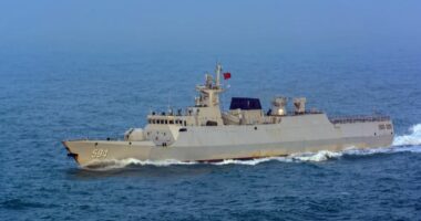 Anije shkatërruese, avionë bombardues dhe dronë/ Kina kërcënon me stërvitjen ushtarake rreth Tajvanit