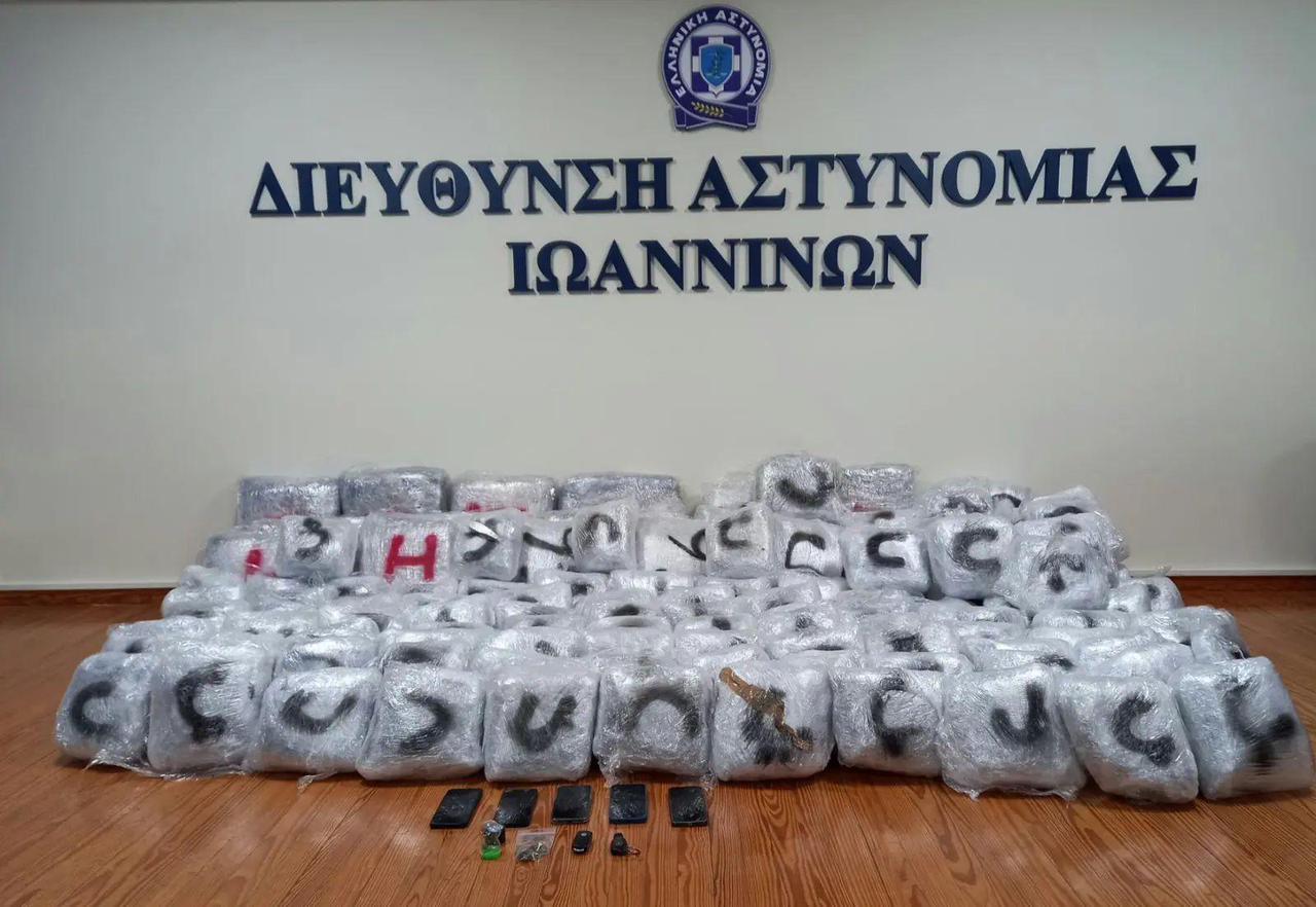 FOTOLAJM  Kapen 215 kg marijuanë në Janinë  shqiptarja përplaset me policinë