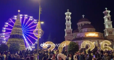 VIDEO/ Atmosferë magjike, Korça ndriçohet për festat e fundvitit