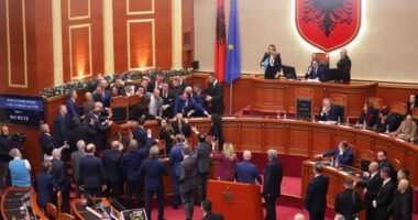 Përfundon seanca plenare/ Betimi i Shabanit mes tensioneve nga PD, përjashtohet Noka e Balliu