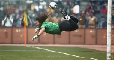 Rikthehet “pritja e akrepit”/ Portieri legjendar, Higuita përsëriti veprimin spektakolar të 1995