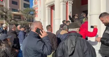 Vlorë, banorët në protestë/ Katër ditë pa ujë, kërkojnë zgjidhje nga bashkia