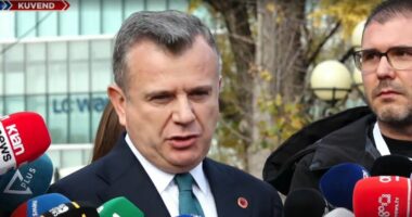 Tensionet në Kuvend/ Balla: U munduan të pengojnë betimin e avokatit. Pamje e njëjtë si në 2017