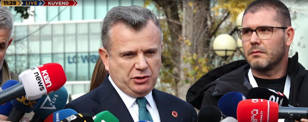 Tensionet në Kuvend  Balla  U munduan të pengojnë betimin e avokatit  Pamje e njëjtë si në 2017