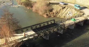 Kolonjë, vendoset ura/ Lidh Qafzezin me 12 fshatra, ura u shkatërrua nga përmbytjet