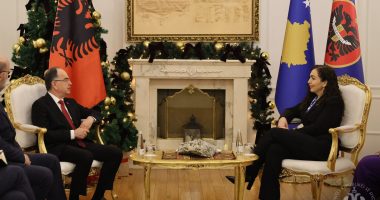 Presidenti Begaj në ceremoninë e 50-vjetorit të Akademisë së Shkencave dhe Arteve të Kosovës, pritet nga Vjosa Osmani