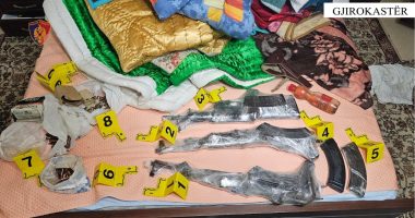 Operacioni ‘Provat’ mes policisë greke dhe shqiptare/ Zbulohen arsenal armësh dhe municionesh, u gjetën në banesën …