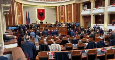 PD, sherr para seancës / Bllokojnë karriget e ministrave para betimit të Endri Shabanit