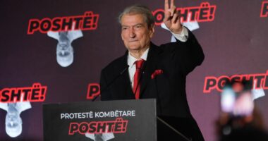 Berisha, shfaqje me molotov/ Salianji “s’e kalon kufirin”: Do vazhdoj foltoret