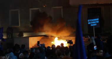 Protesta, shoqërohet një person/ Pas fjalës së Berishës, militantët hedhin molotov drejt kryeministrisë