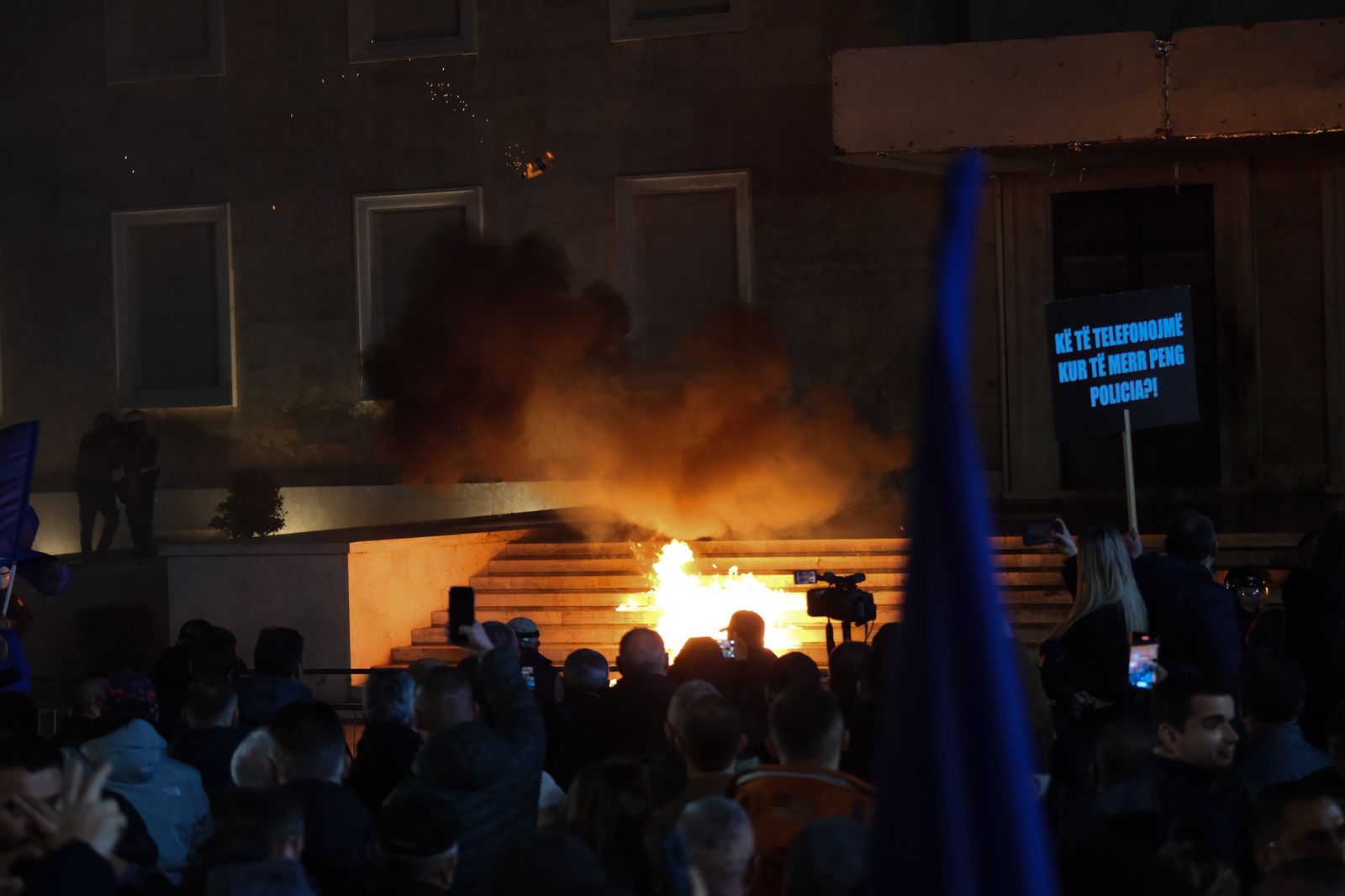 Protesta, shoqërohet një person/ Pas fjalës së Berishës, militantët hedhin molotov drejt kryeministrisë