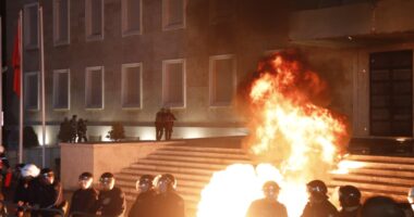 Protesta mbyllet me molotov/ Pas fjalës së Berishës, zjarr drejt Kryeministrisë