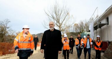 Qendër për artin dhe kulturën/ Kryeministri Rama inspekton punimet e projektit të ri në Petrelë