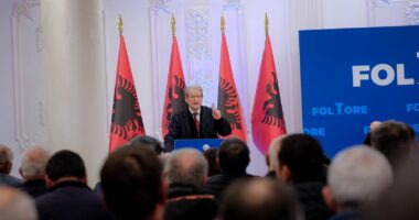 “Vija e kuqe” e foltoreve blu/ Pas akuzave për Salianjin, Berisha del në foltore me Arjan Ndojën