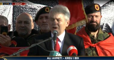 “Mirënjohje Clark e Rubin që dëshmuan pro Thaçit”/ Ali Ahmeti në protestën pro ish-krerëve të UÇK-së: Luftuan për lirinë e popullit!